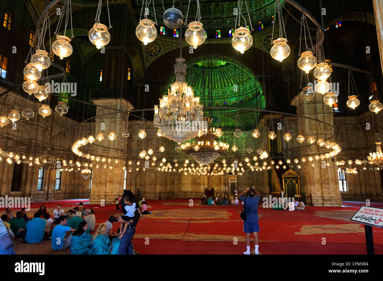 Kairo. Ägypten. Blick auf die hängenden Globus Lampen und Leuchter opulent  dekorierte Decke und großen Innenraum des Osmanischen Stockfotografie -  Alamy