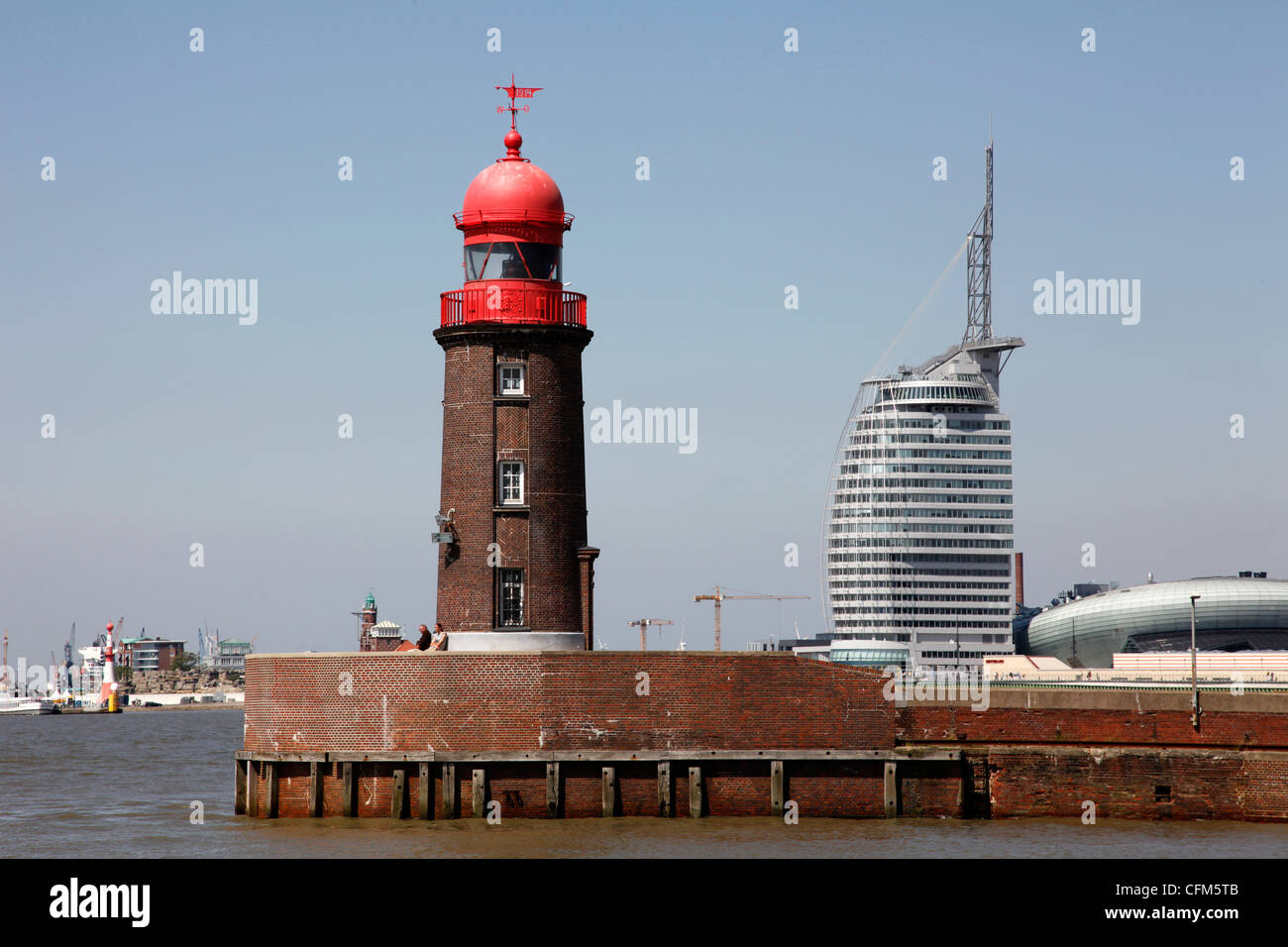 Leuchtturm am alten Hafen und Atlantic Hotel Sail City, Bremerhaven, Bremen, Deutschland, Europa Stockfoto