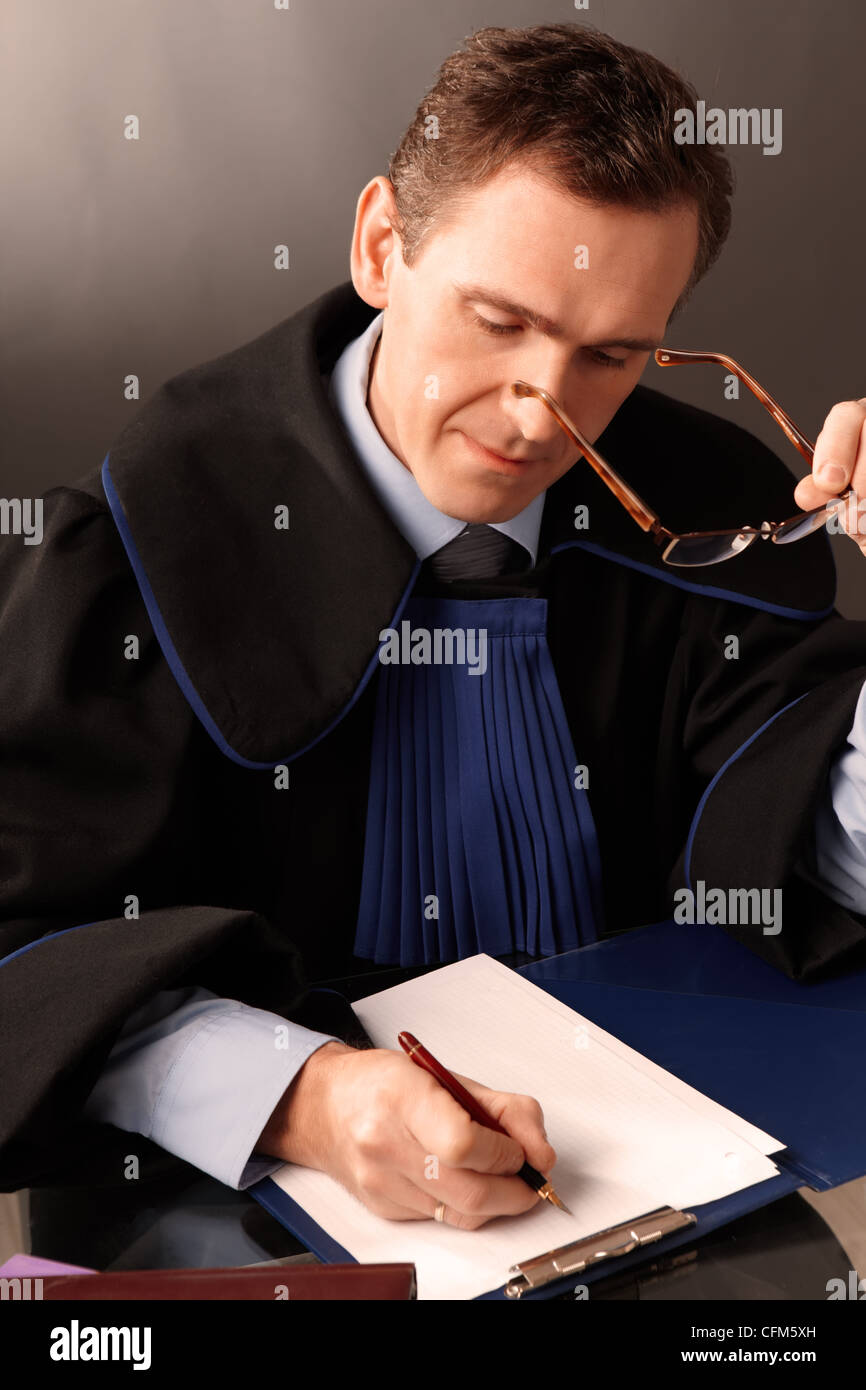 Anwalt trägt klassisches Kleid in seinem Büro Stockfoto