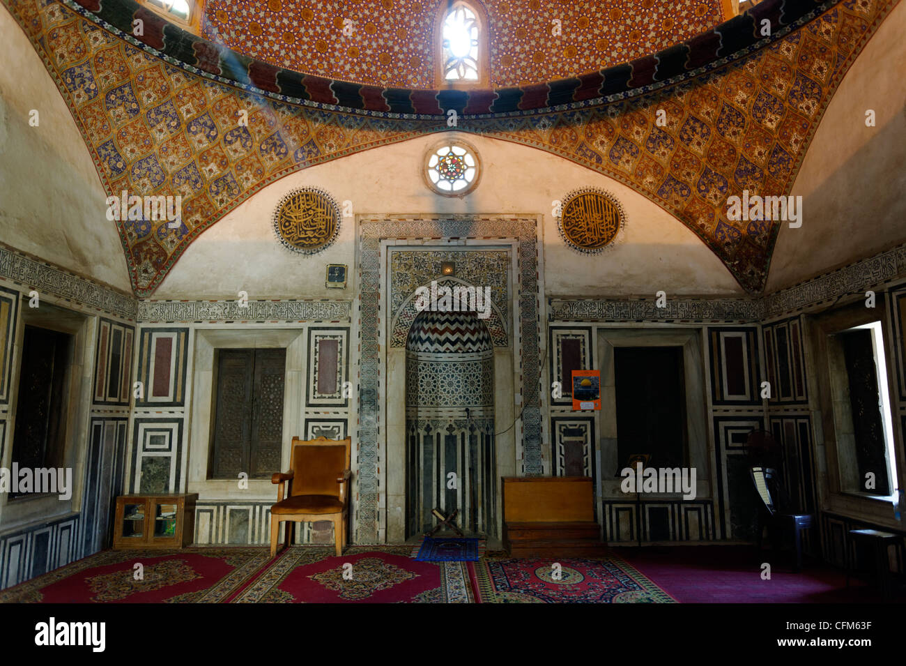 Kairo. Ägypten. Blick auf den reich verzierten Heiligtum Gebetsraum in der osmanischen Stil Moschee von Suleiman Pascha al-Khadim an Stockfoto