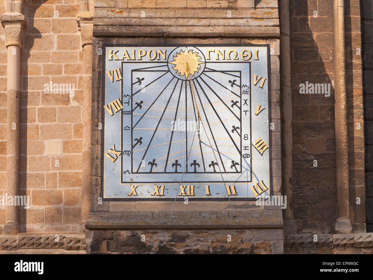 Die Sonnenuhr an der Südwand der Ely Cathedral, UK Stockfoto