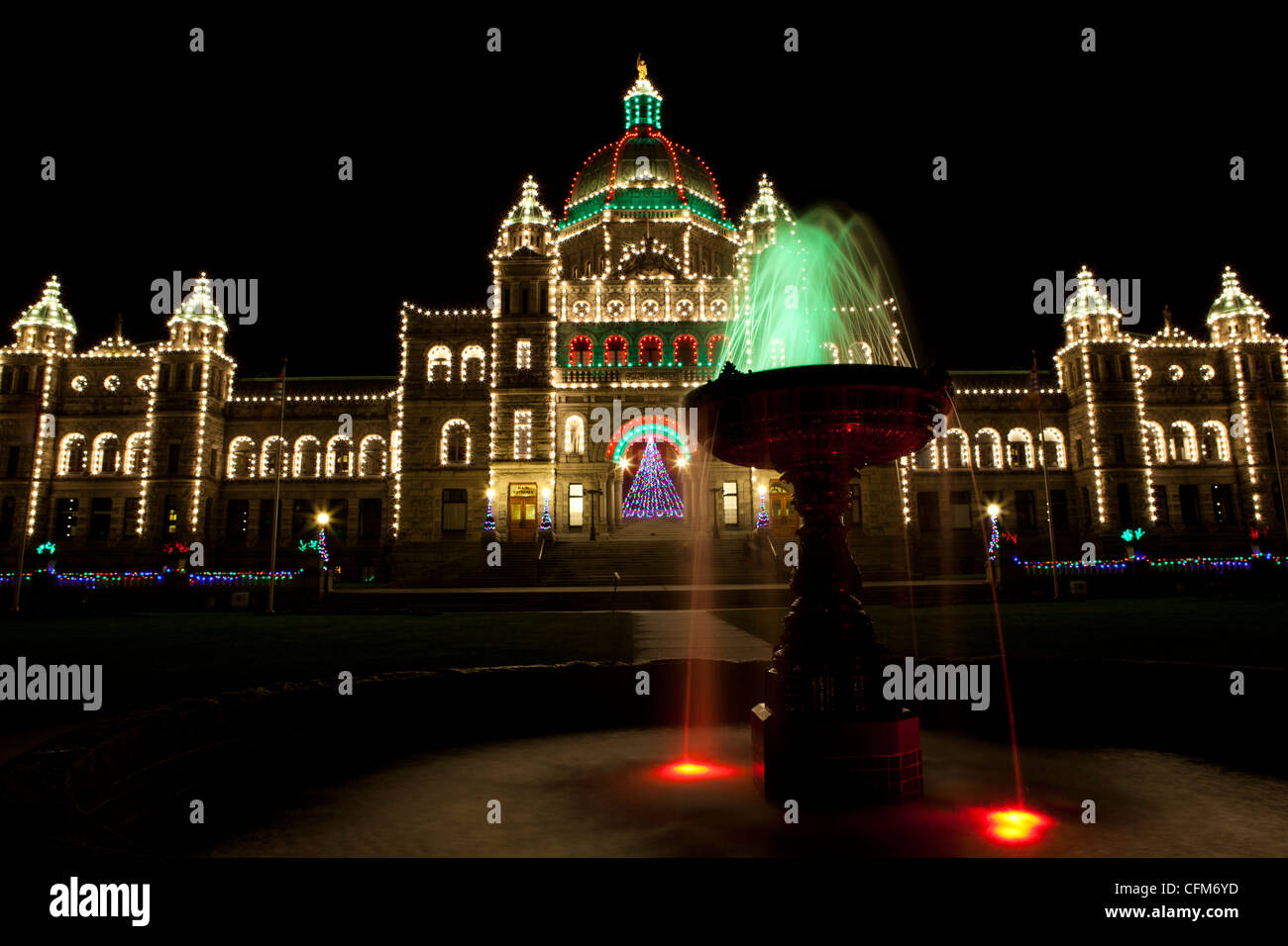 Victoria, Kanadas Parlamentsgebäude beleuchtet Weihnachten Zeit, mit einem Brunnen im Vordergrund. Stockfoto