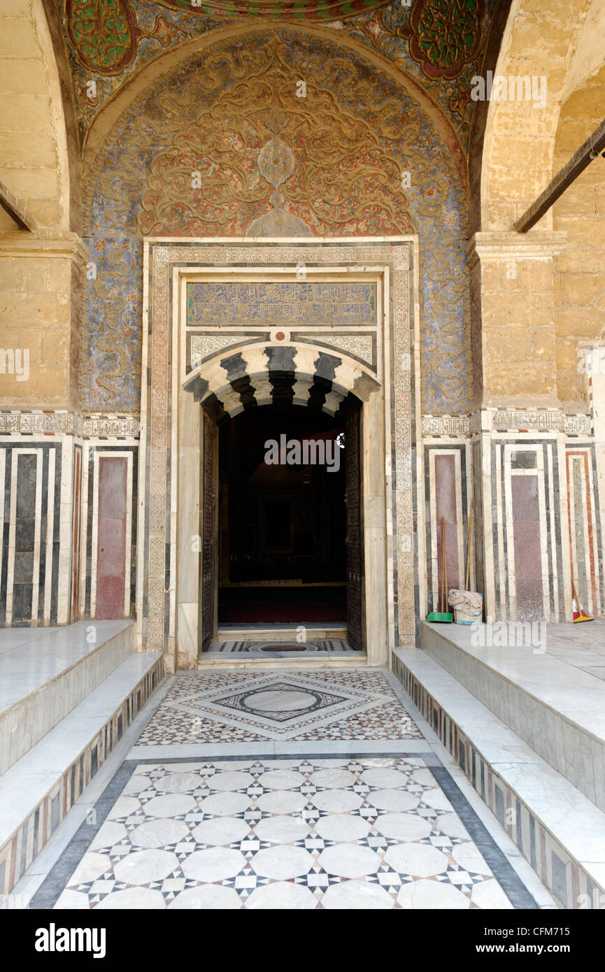 Kairo. Ägypten. Blick auf den schön dekorierten Sahn Innenhof Eingang zum Heiligtum im osmanischen Stil Moschee Stockfoto