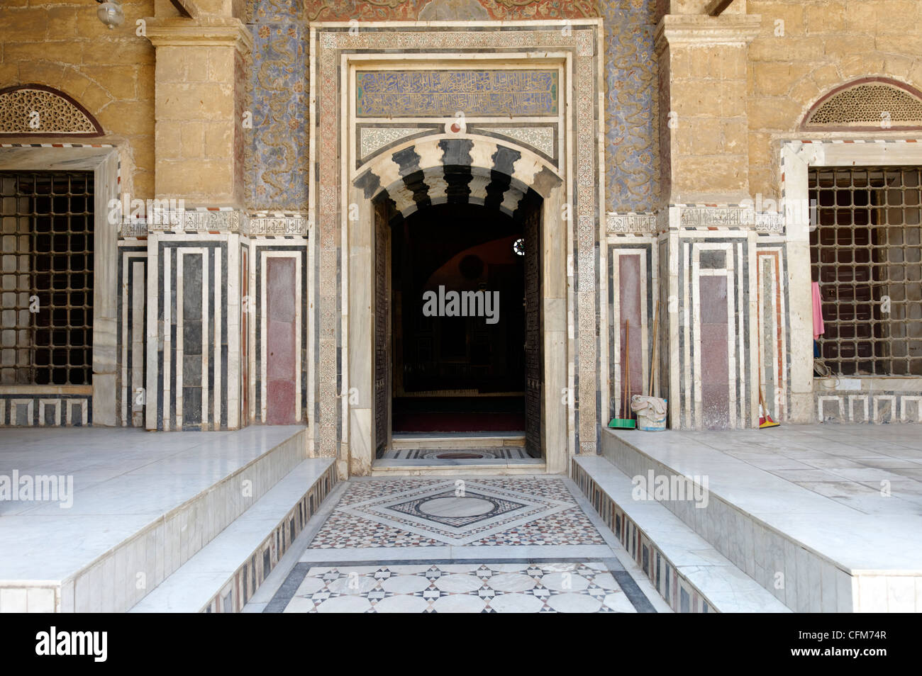 Kairo. Ägypten. Blick auf den schön dekorierten Sahn Innenhof Eingang zum Heiligtum im osmanischen Stil Moschee Stockfoto