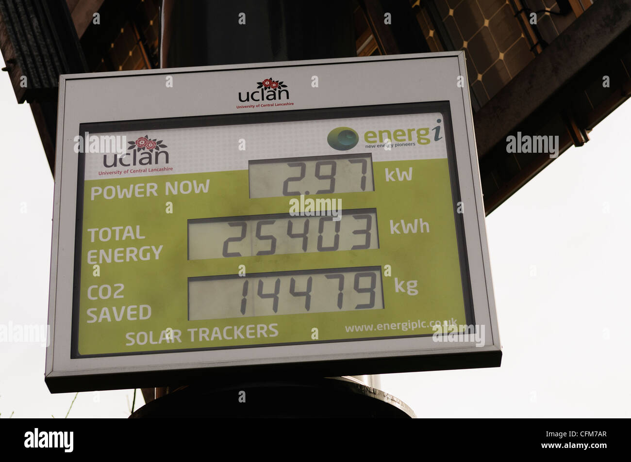 Photovoltiac-Solar-Panel mit Power Ausgang Monitor an der University of Central Lancashire an einem bewölkten wolkig Matt Tag Stockfoto