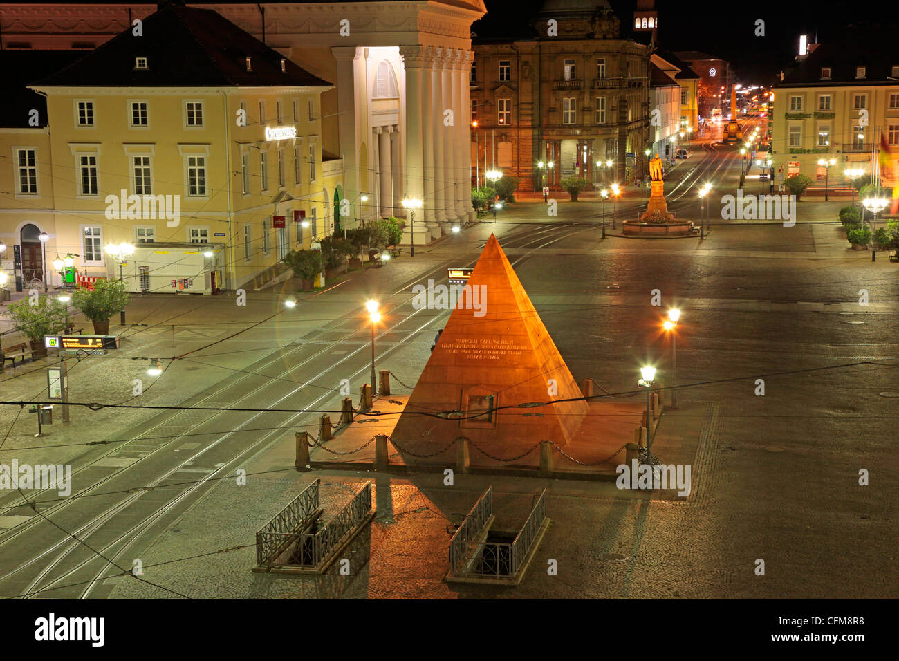 Pyramide und der Marktplatz bei Nacht, Karlsruhe, Baden-Wurttemberg, Deutschland, Europa Stockfoto
