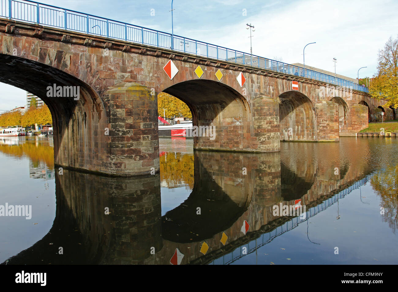 Fluss Saar und alte Brücke (Alte Brücke), Saarbrücken, Saarland, Deutschland, Europa Stockfoto