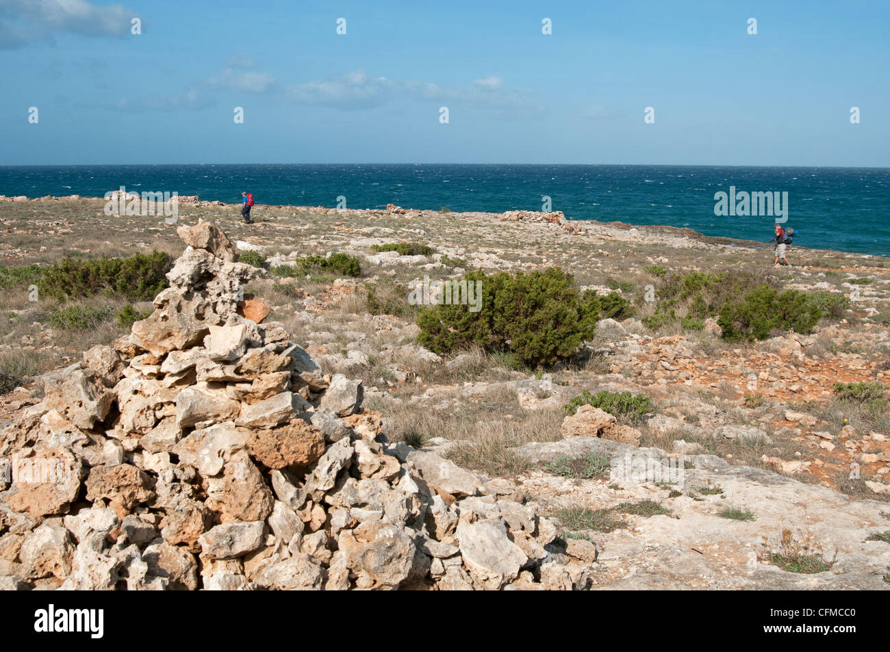 Zwei Wanderer zu Fuß auf der Cami de Cavalls Küsten Reitweg in der Nähe von Ciutadella Menorca Spanien Stockfoto