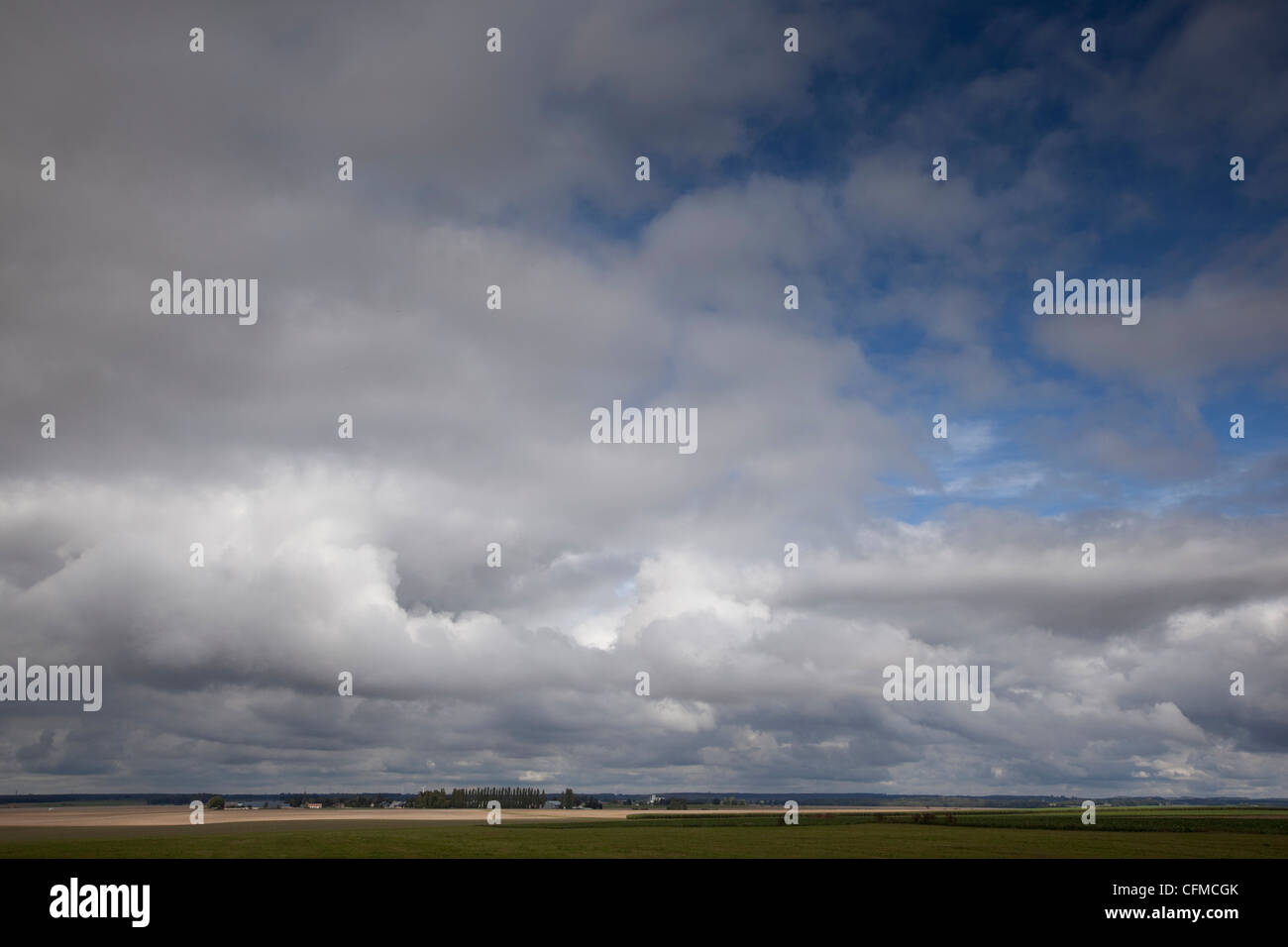 Dramatischer Himmel über der Landschaft der Normandie, Normandie, Frankreich Stockfoto