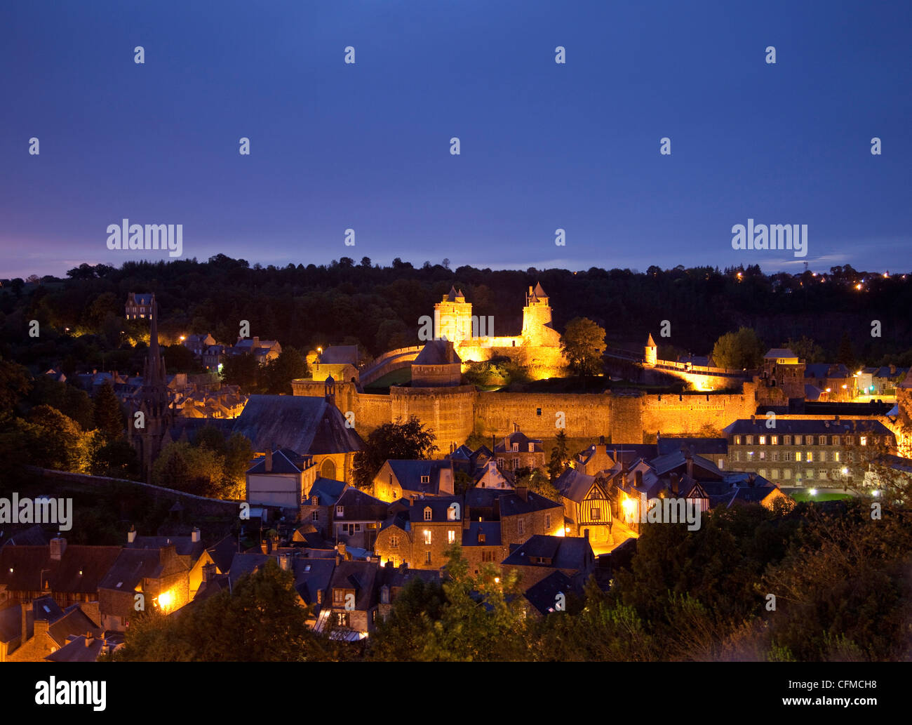 Burg und Altstadt bei Nacht, Fougeres, Bretagne, Frankreich, Europa