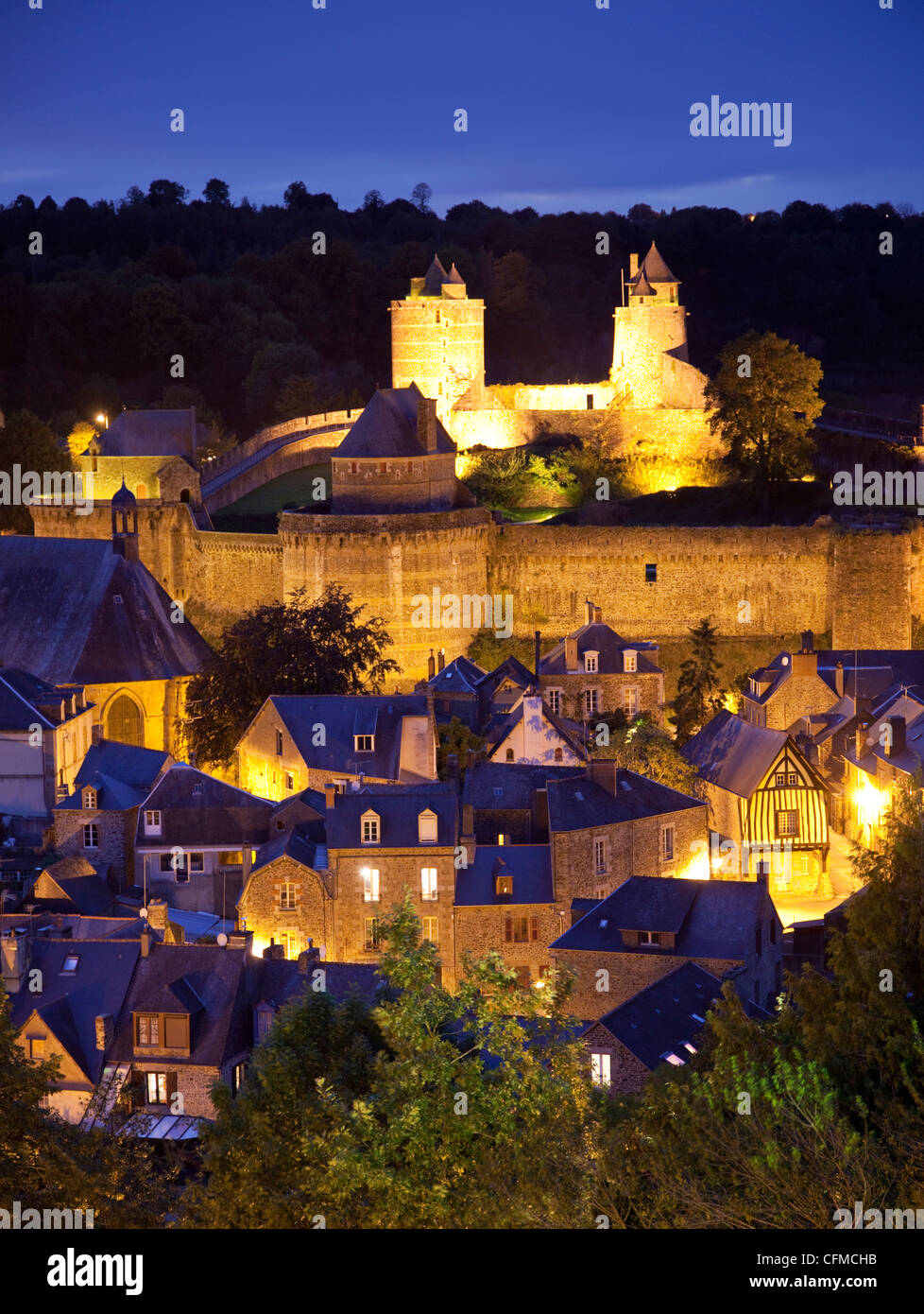 Burg und Altstadt bei Nacht, Fougeres, Bretagne, Frankreich, Europa Stockfoto