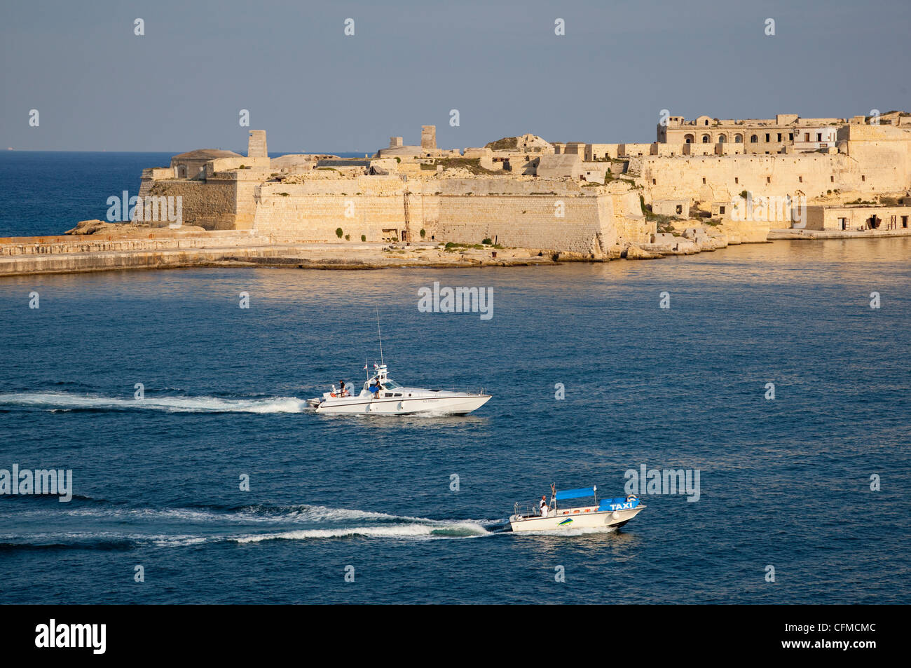 Fort Ricasoli von Valletta, mit Yacht und Wasser Taxi vorbei, Malta, Mittelmeer, Europa Stockfoto