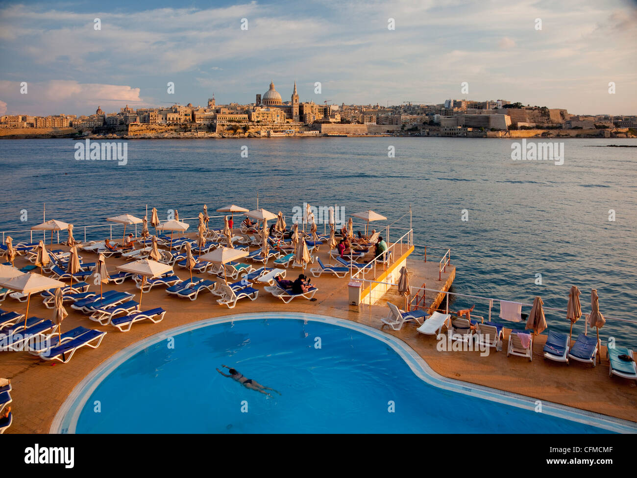 Valletta und Kuppel der Karmeliterkirche vom Schwimmbad in Sliema, Malta, Mittelmeer, Europa Stockfoto