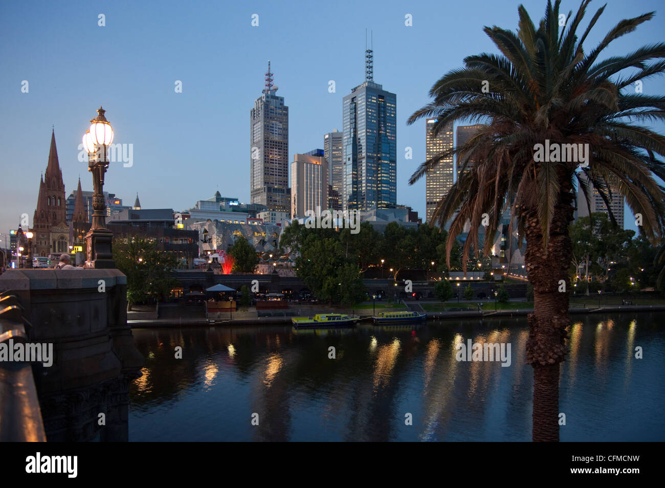 St. Pauls Cathedral, Stadtzentrum und Yarra River in der Abenddämmerung, Melbourne, Victoria, Australien, Pazifik Stockfoto