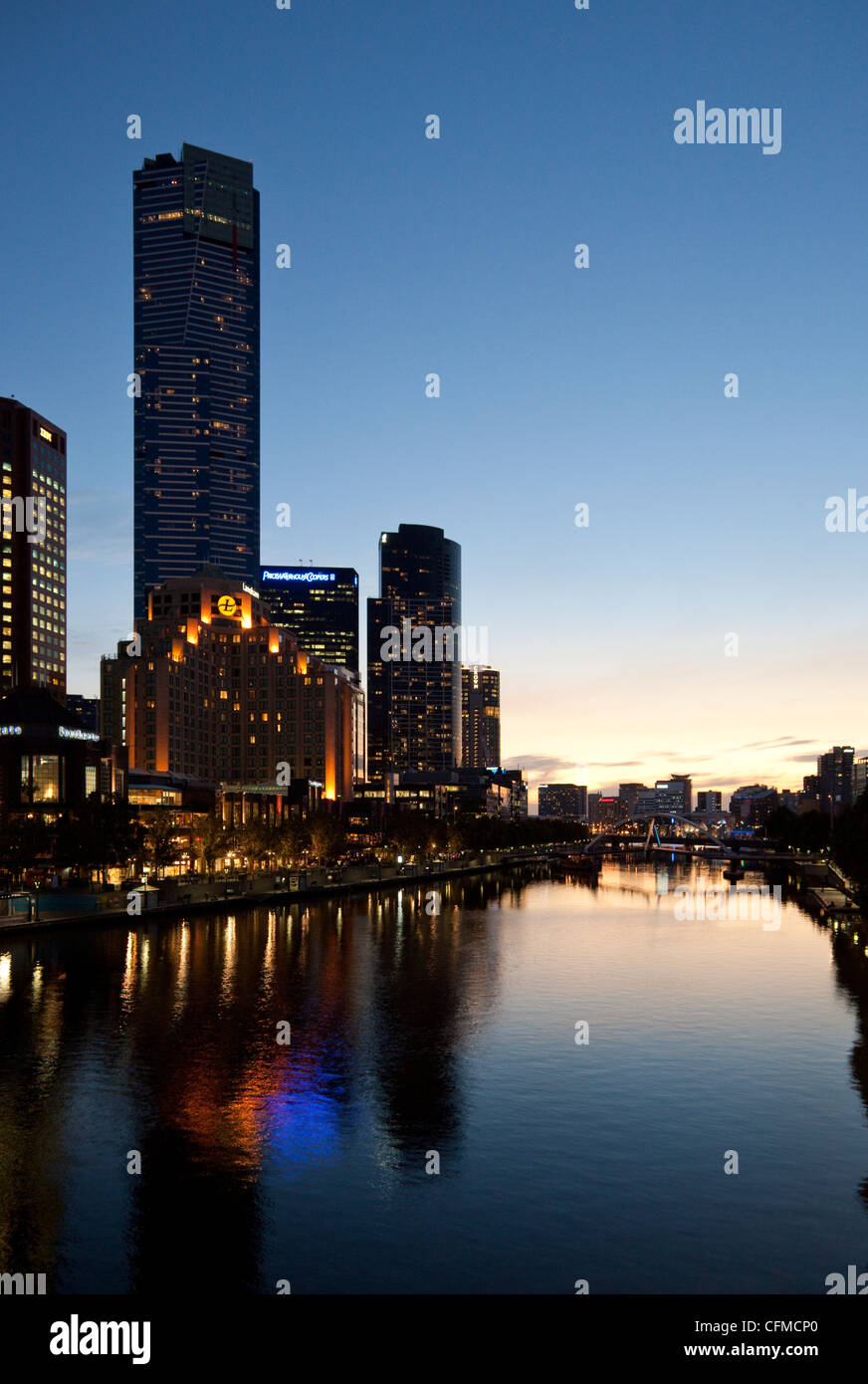 Stadtzentrum und Yarra River in der Abenddämmerung, Melbourne, Victoria, Australien, Pazifik Stockfoto