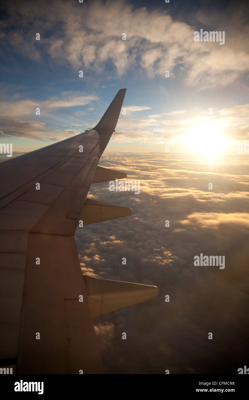 Blick aus dem Fenster der Boeing 737-800 auf dem Weg von Australien nach Neuseeland bei Sonnenuntergang, Australien, Pazifik Stockfoto