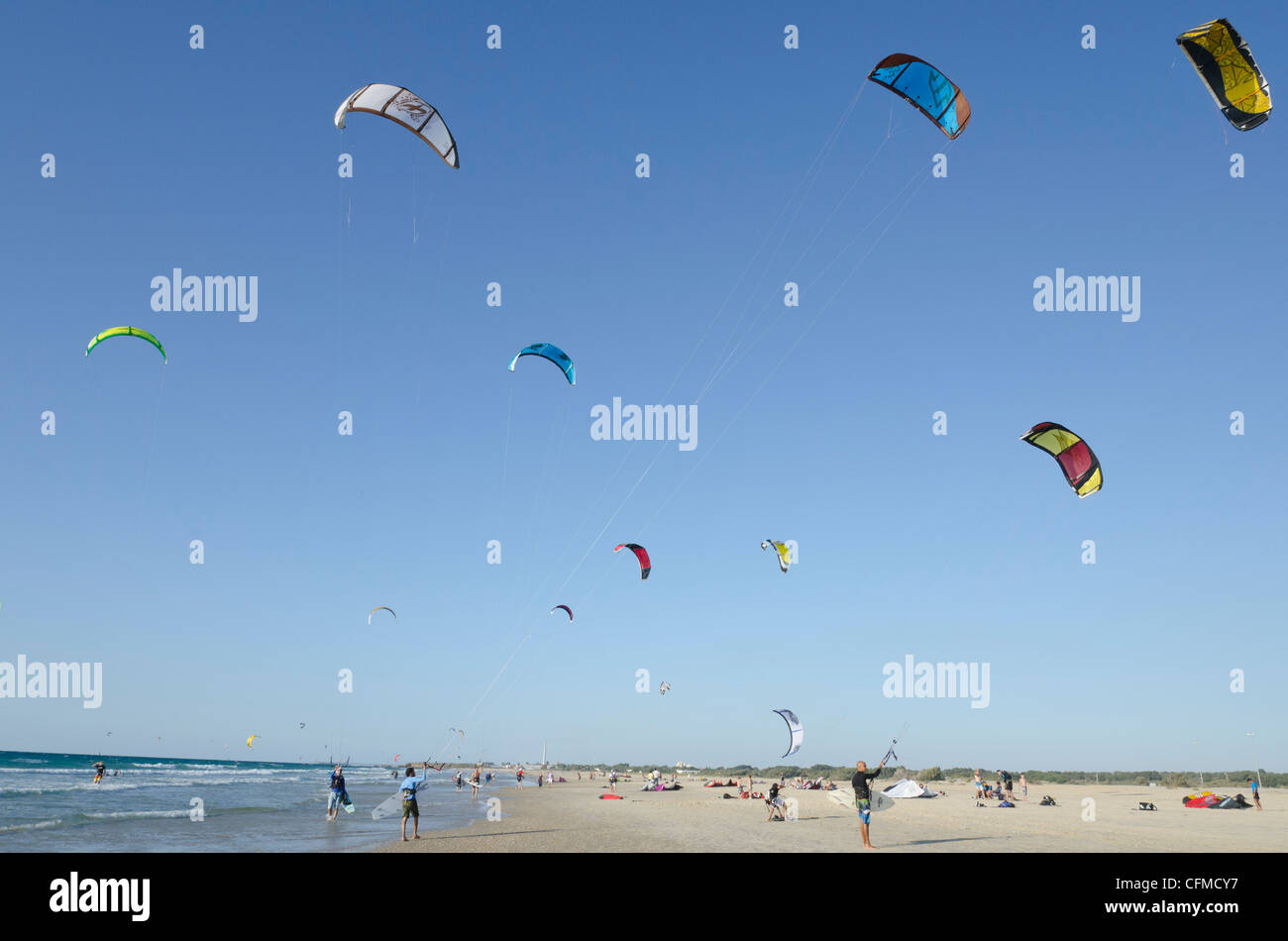 Kitesurfen auf Yanai Strand, Israel, Nahost Stockfoto