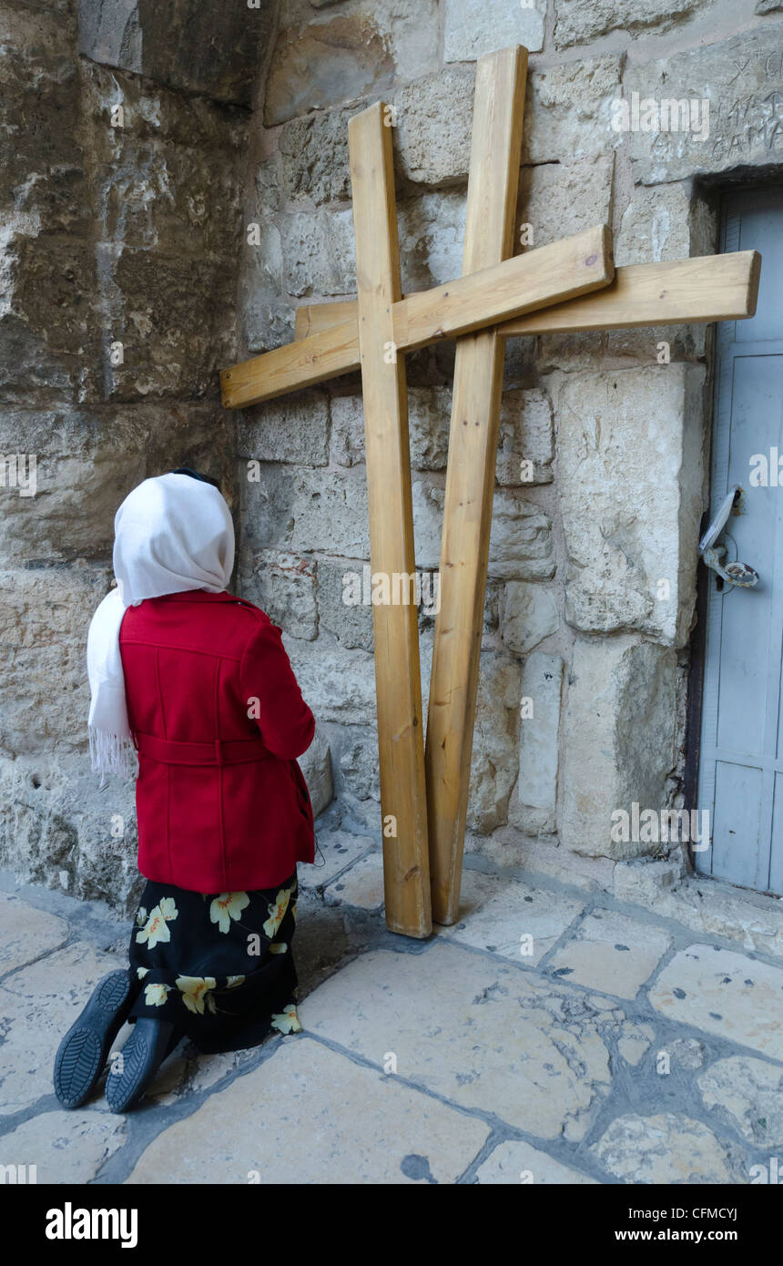 Pilger, kniend vor zwei hölzerne Kreuze in der Grabeskirche, Altstadt, Jerusalem, Israel, Naher Osten Stockfoto