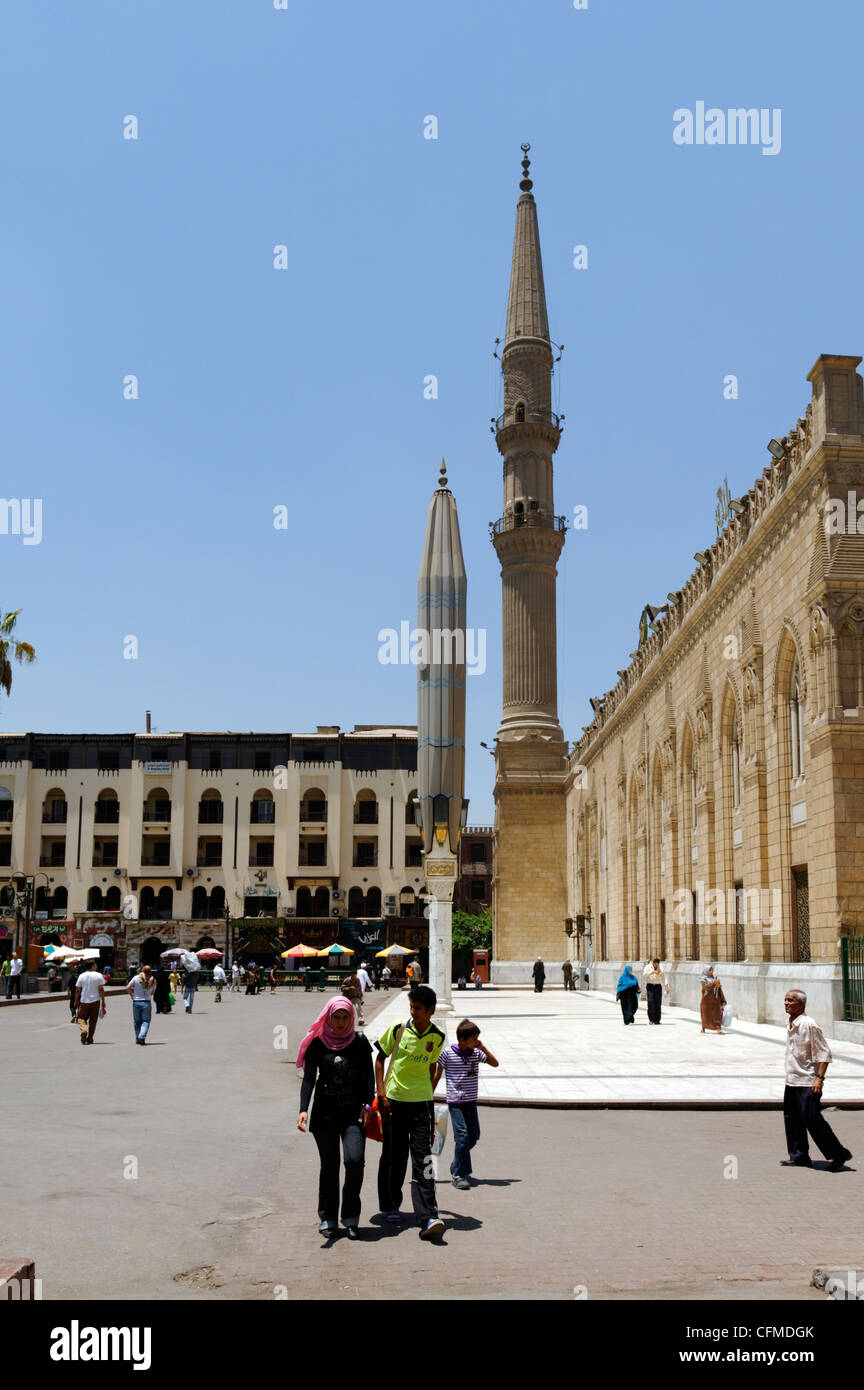Kairo. Ägypten. Blick auf den hohen Minarett und der Fassade der Moschee von täten al-Hussein eine der heiligsten islamischen Stätten im Stockfoto