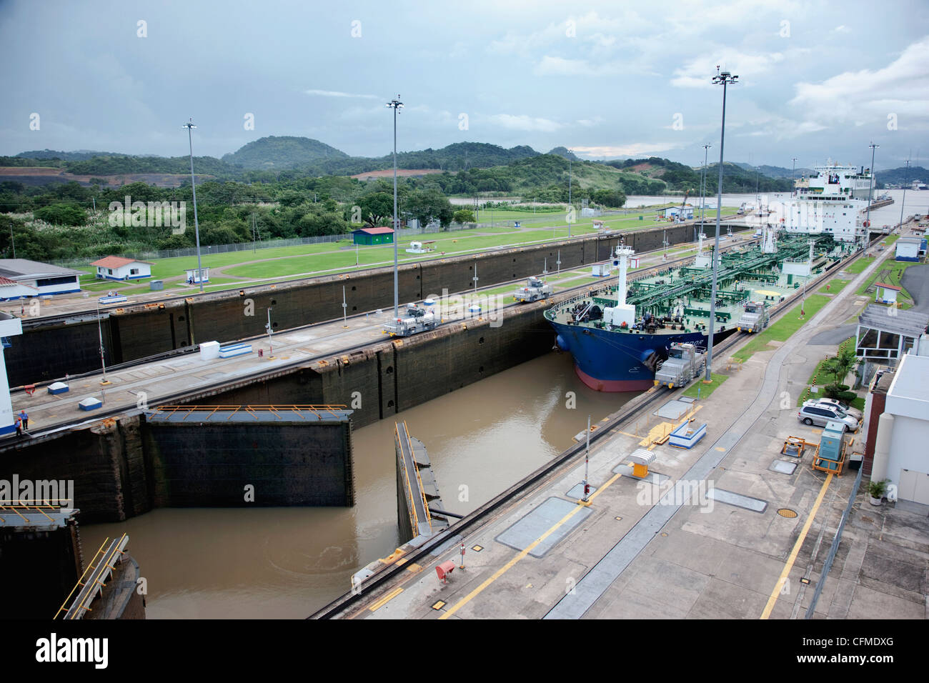 Panama, Panama-Stadt, Schiff in der Schleuse Stockfoto