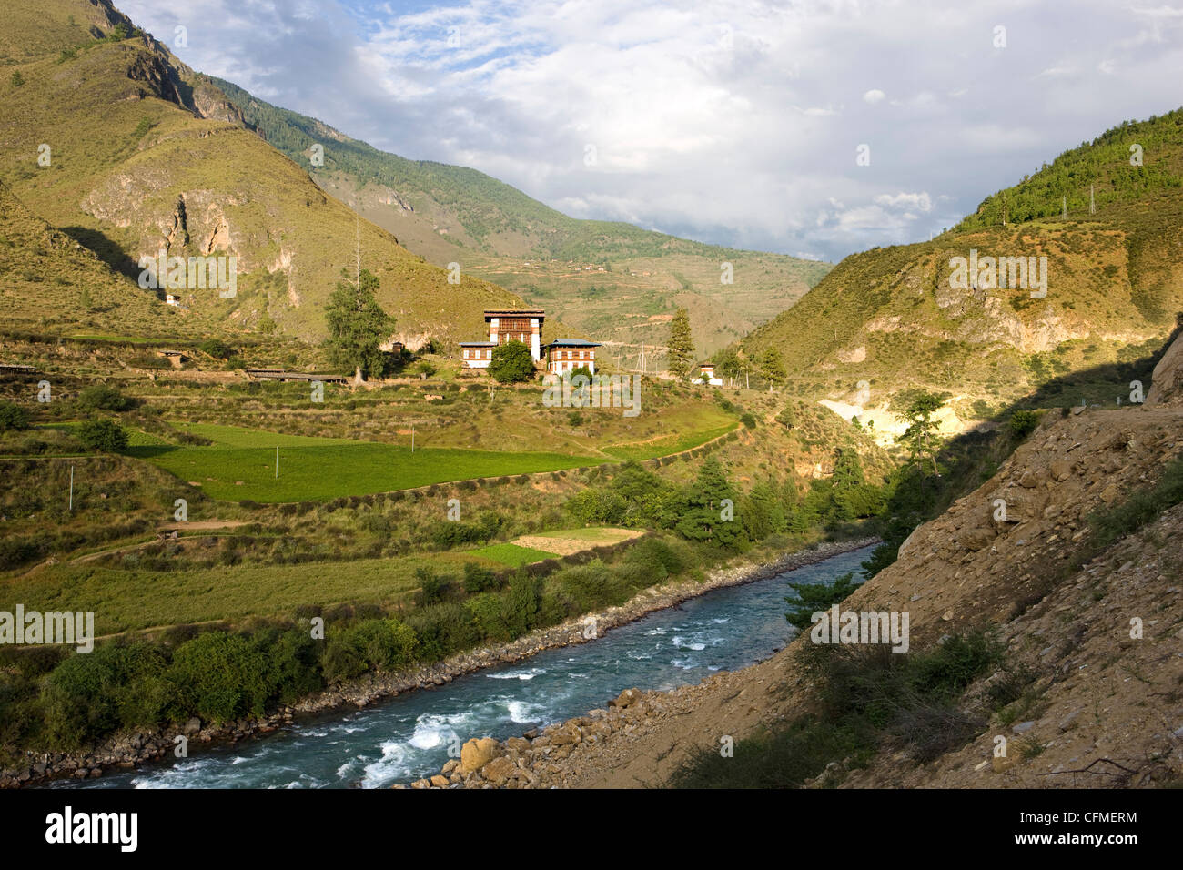 Tal des Flusses badeten im Abendlicht zwischen Paro und Thimpu, Bhutan, Himalaya, Asien Stockfoto