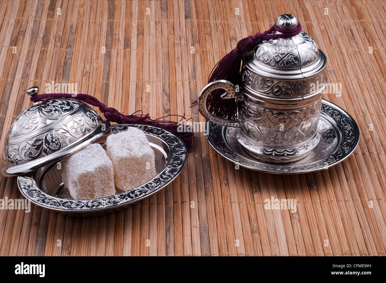 Turkish Delight Box und türkischer Kaffee Tasse innen türkische Köstlichkeiten Stockfoto