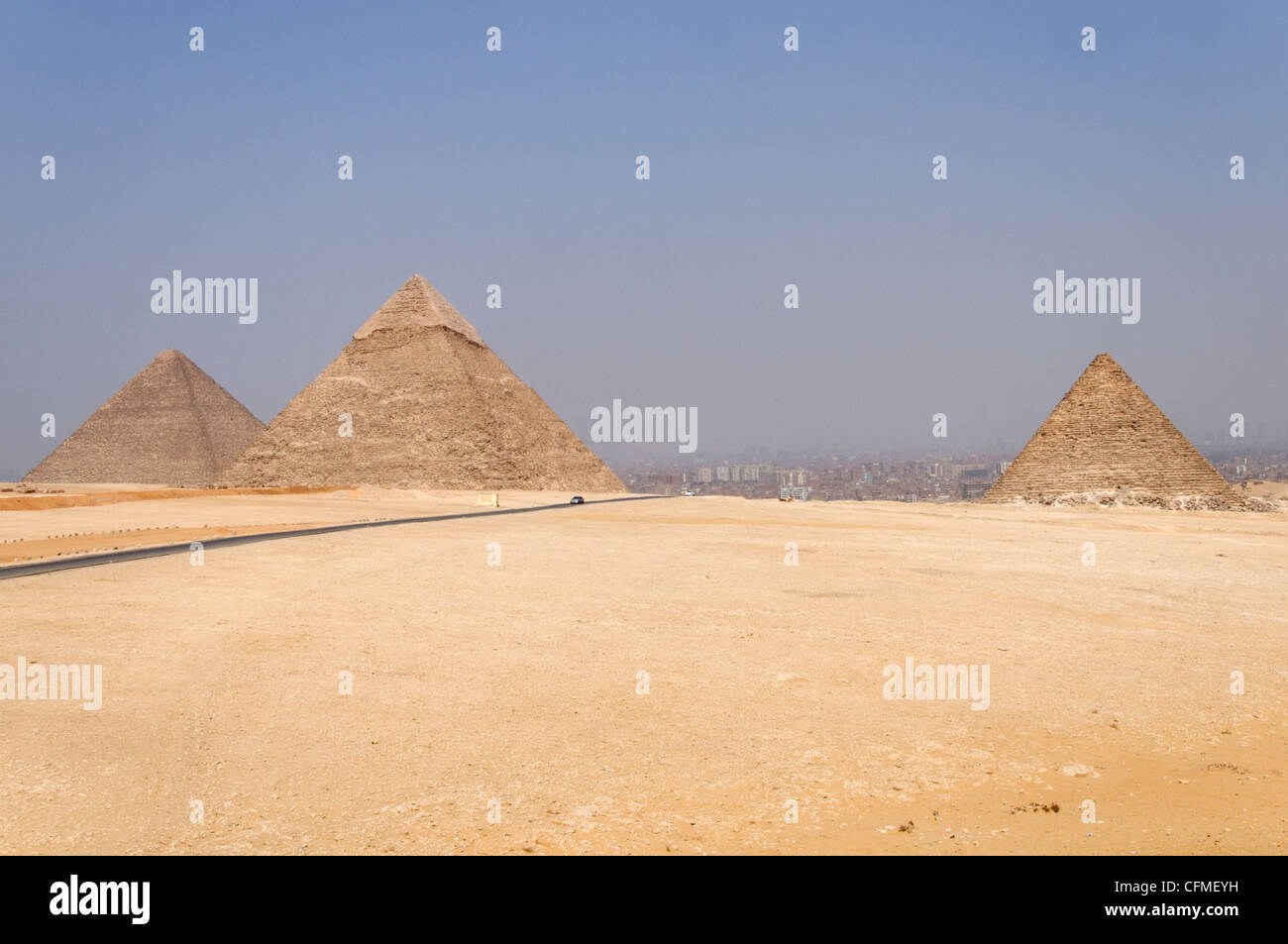 Gizeh. Kairo. Ägypten. Blick auf die Welt berühmte drei Pyramiden von Gizeh Totentempeln von aufeinander folgenden Generationen gebaut Stockfoto