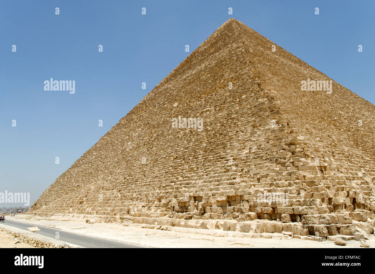 Gizeh. Kairo. Ägypten. Blick auf den Norden und Westen Gesichtern der großen Pyramide von Khufu (Cheops) von Gizeh, der ältesten und Stockfoto