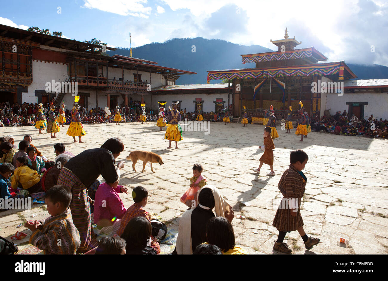 Maskierte Tanz im Ehrenhof des Gangte Goemba, Gangte, Phobjikha Tal, Bhutan, Asien Stockfoto