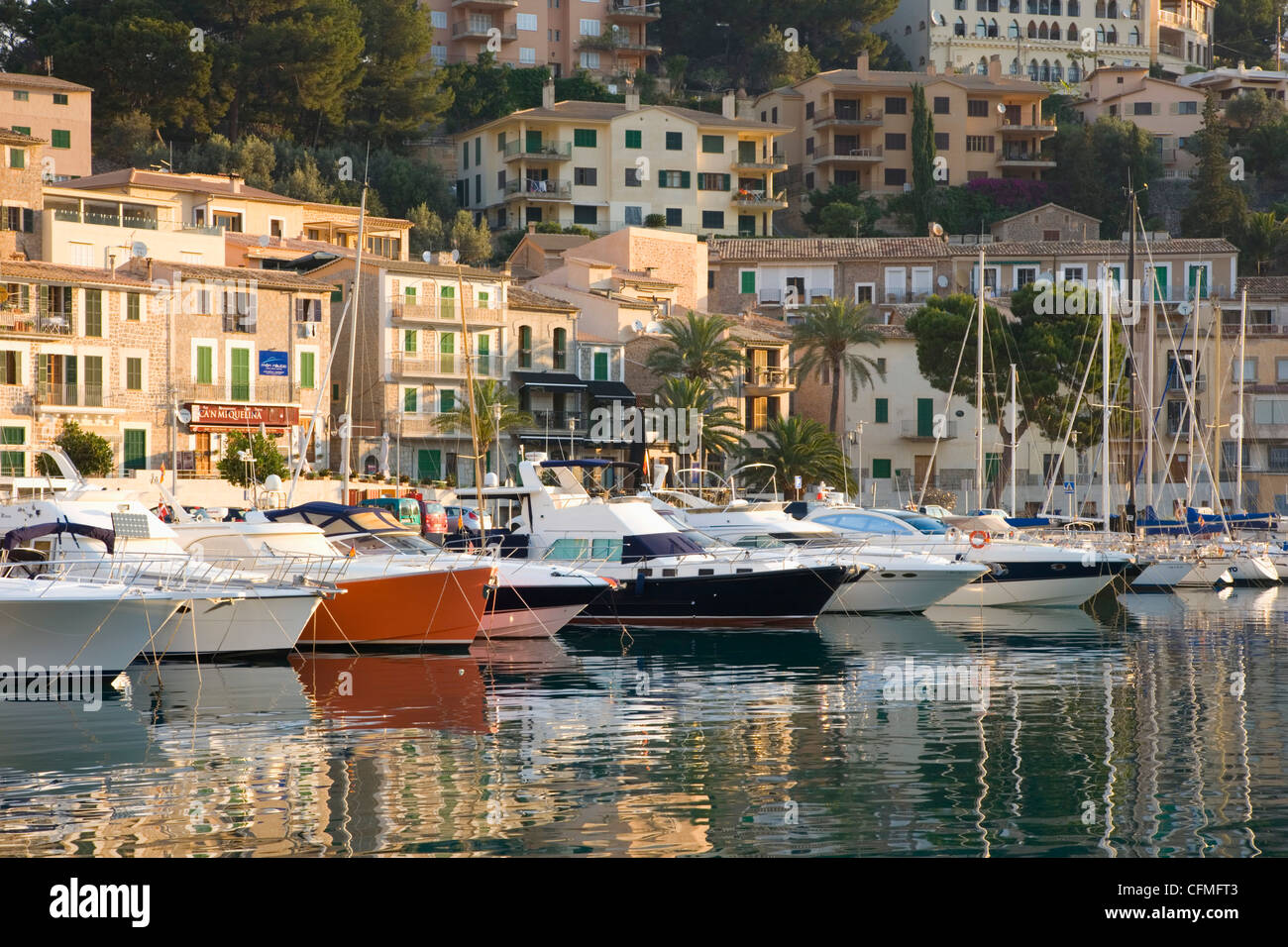 Blick über den Hafen bei Sonnenaufgang, Port de Soller, Mallorca, Balearen, Spanien, Mittelmeer, Europa Stockfoto