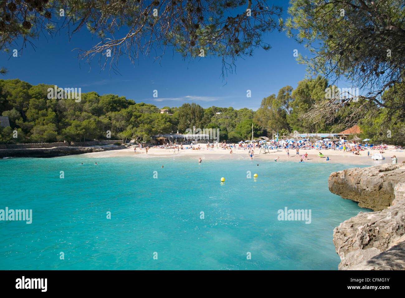 Blick über das türkisfarbene Wasser der Cala Mondrago, Spanien, Mittelmeer, Europa Stockfoto