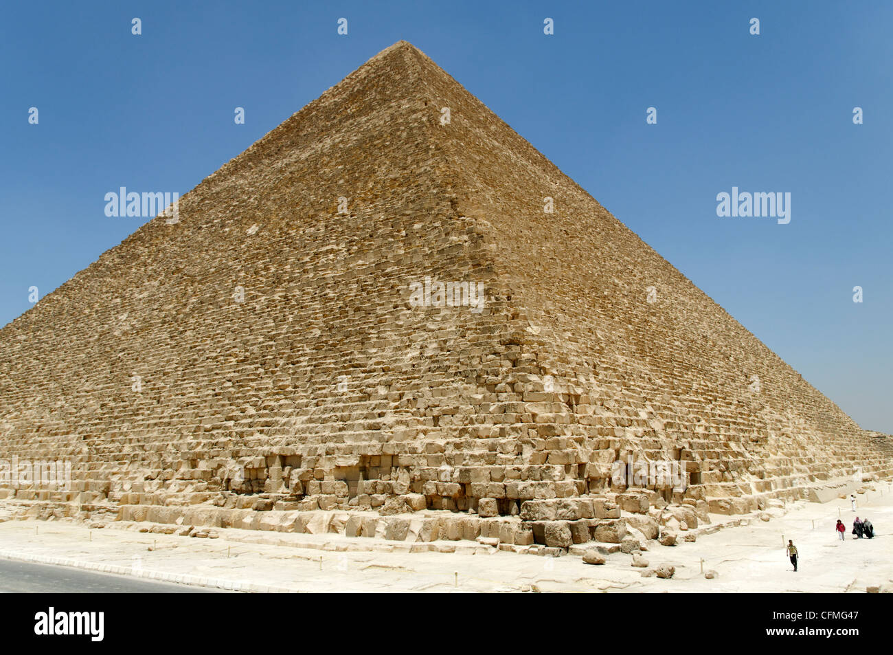 Gizeh. Kairo. Ägypten. Blick auf den Norden und Westen Gesichtern der großen Pyramide von Khufu (Cheops) von Gizeh, der ältesten und Stockfoto