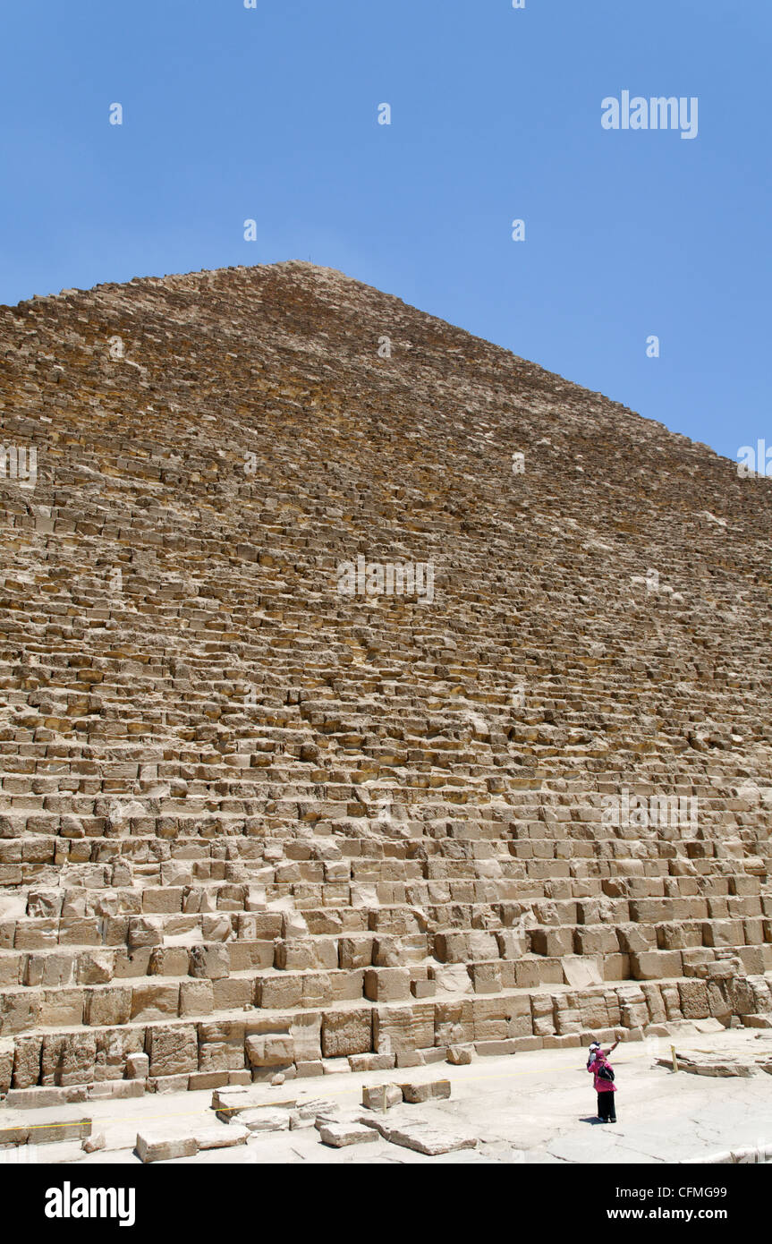 Gizeh. Kairo. Ägypten. Blick auf die Westwand der großen Pyramide von Khufu (Cheops) in Gizeh ist die älteste und größte der Stockfoto