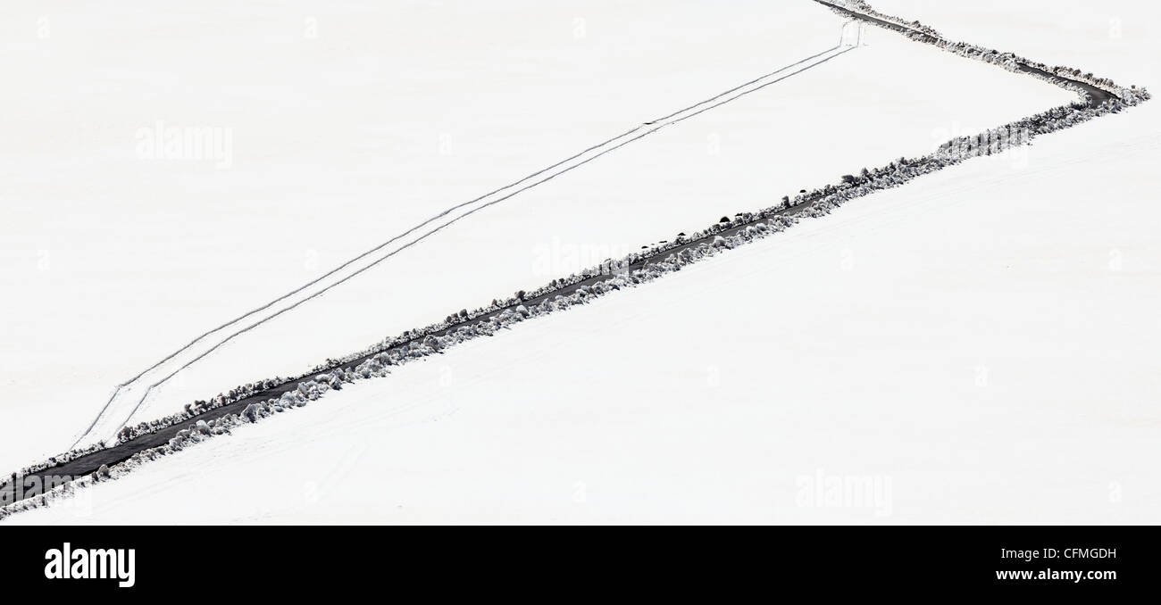 abstrakte Schuss einer Straße im Schnee Stockfoto