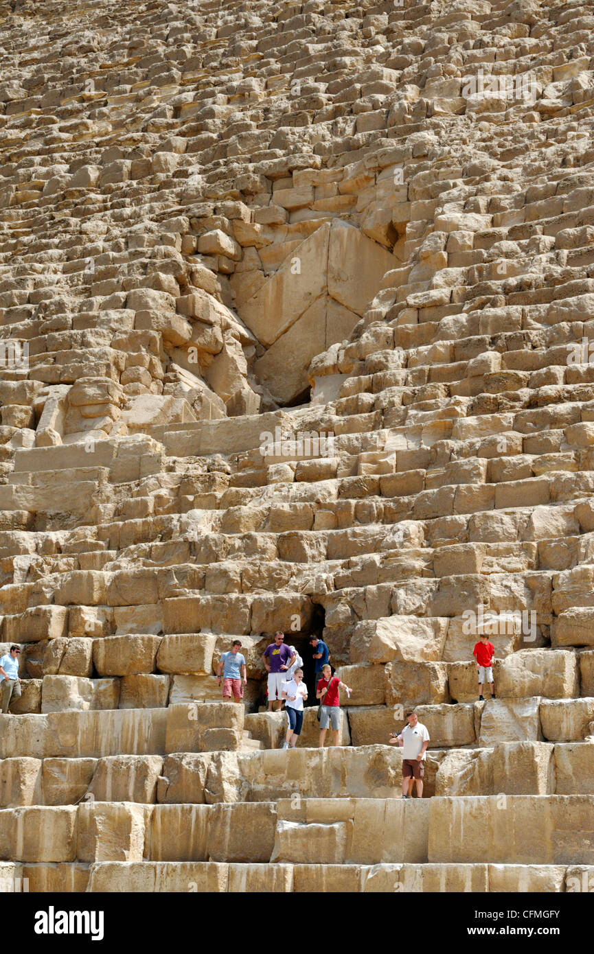 Gizeh. Kairo. Ägypten. Blick auf Touristen Menschen am Eingang der großen Pyramide von Khufu (Cheops) von Gizeh, der ältesten Stockfoto