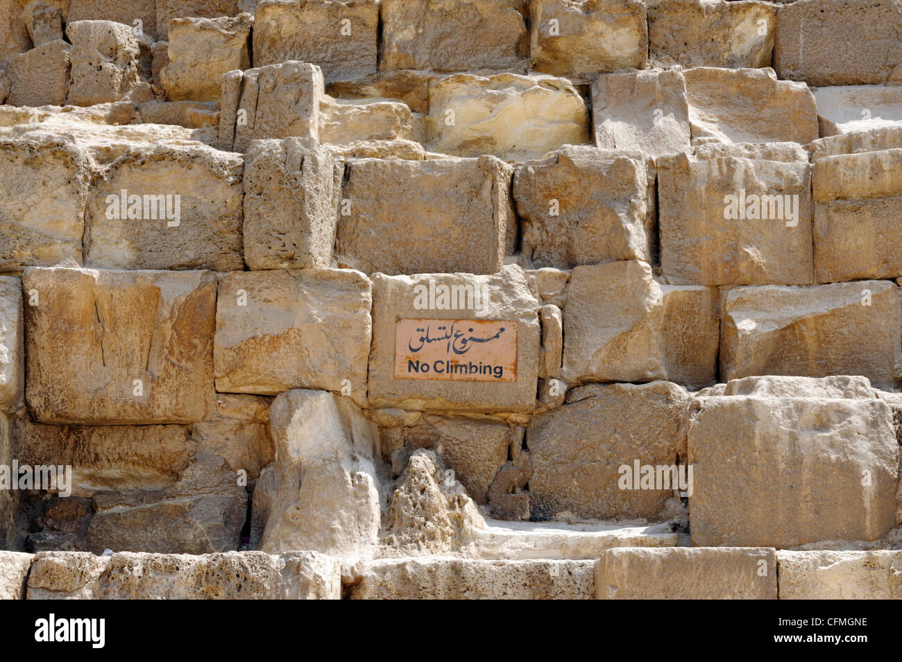 Gizeh. Kairo. Ägypten. Blick auf keine Kletter-Schriftzug auf der Basis der großen Pyramide von Khufu (Cheops) von Gizeh, der ältesten und Stockfoto