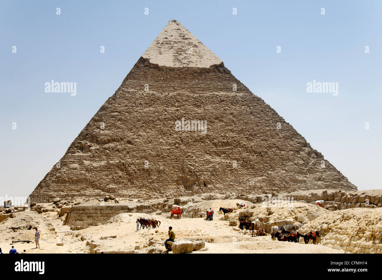 Gizeh. Kairo. Ägypten. Blick auf die Pyramide des Chephren die zweitgrößte Pyramide von Gizeh und gebaut um 2500 BC. Die Pyramide des Stockfoto