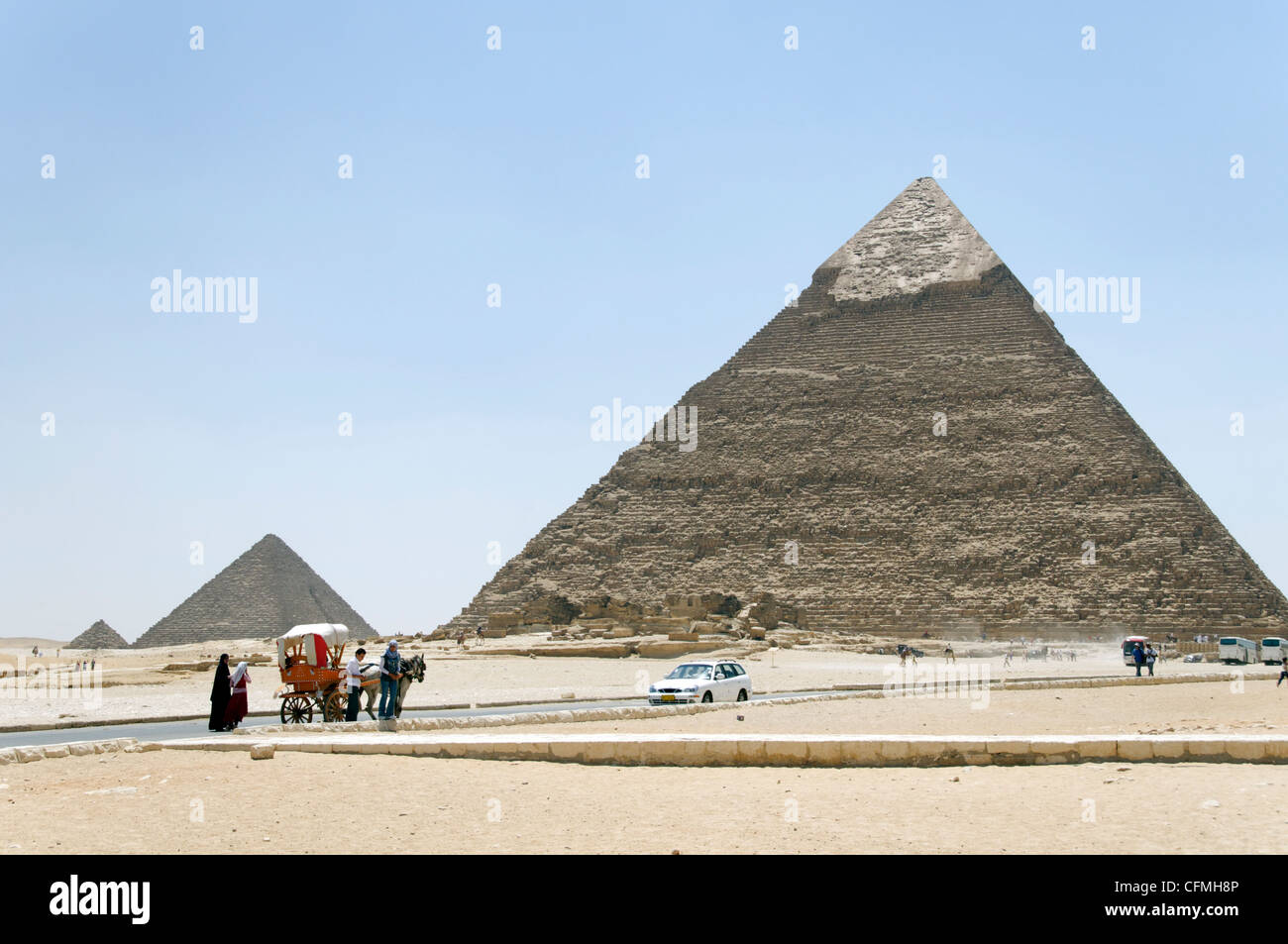Kairo. Ägypten. Pferd gezeichneten Wagen Kamele und Toursits vor der Chephren-Pyramide. Die Pyramide des um 2500 v. Chr. gebaut Stockfoto