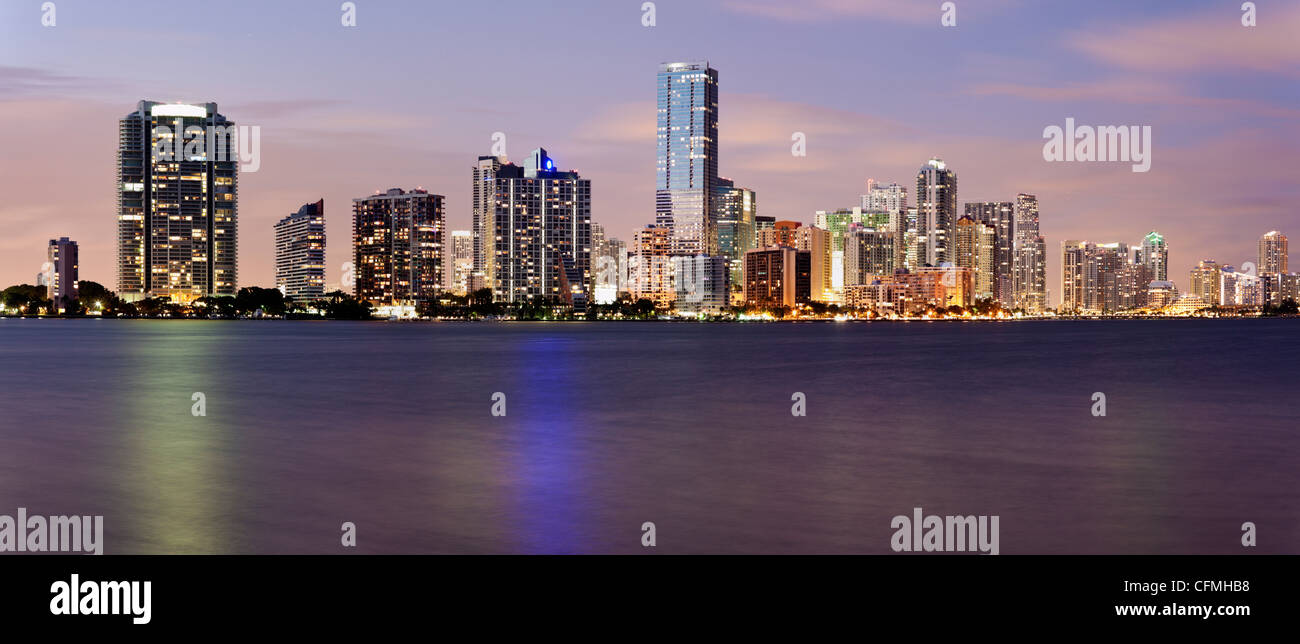 USA, Florida, Miami Skyline in der Abenddämmerung Stockfoto