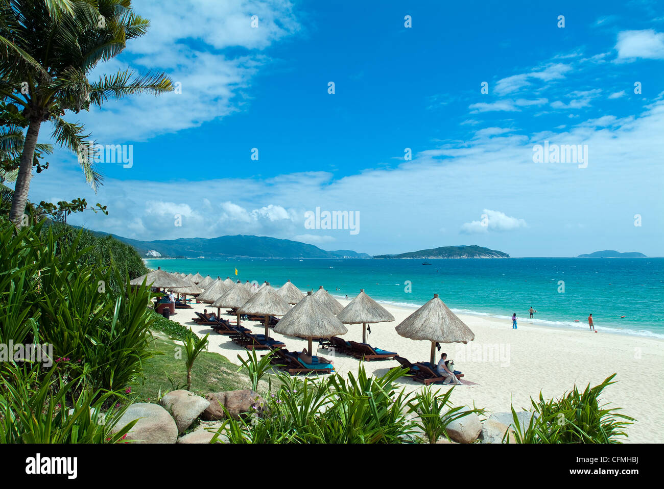 Sanya Strand vor Sheraton Resort Hainan in China Stockfoto