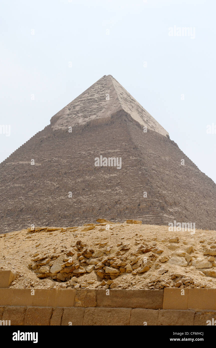 Gizeh. Kairo. Ägypten. Blick auf die Pyramide des Chephren die zweitgrößte Pyramide von Gizeh und gebaut um 2500 BC. Die Pyramide des Stockfoto