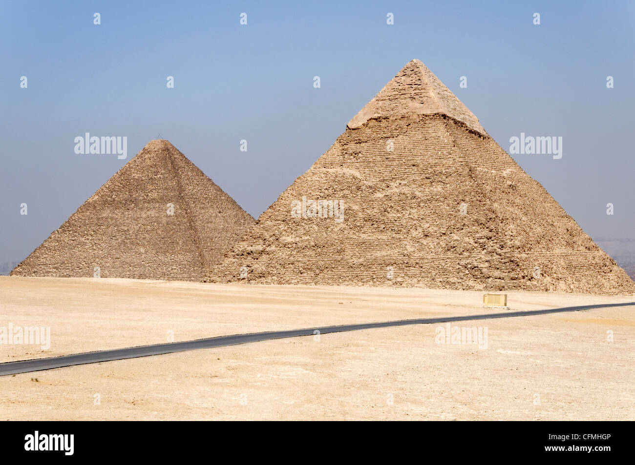 Gizeh. Kairo. Ägypten. VEW von zwei der weltweit berühmten drei Pyramiden von Gizeh Totentempeln von aufeinander folgenden Generationen gebaut Stockfoto
