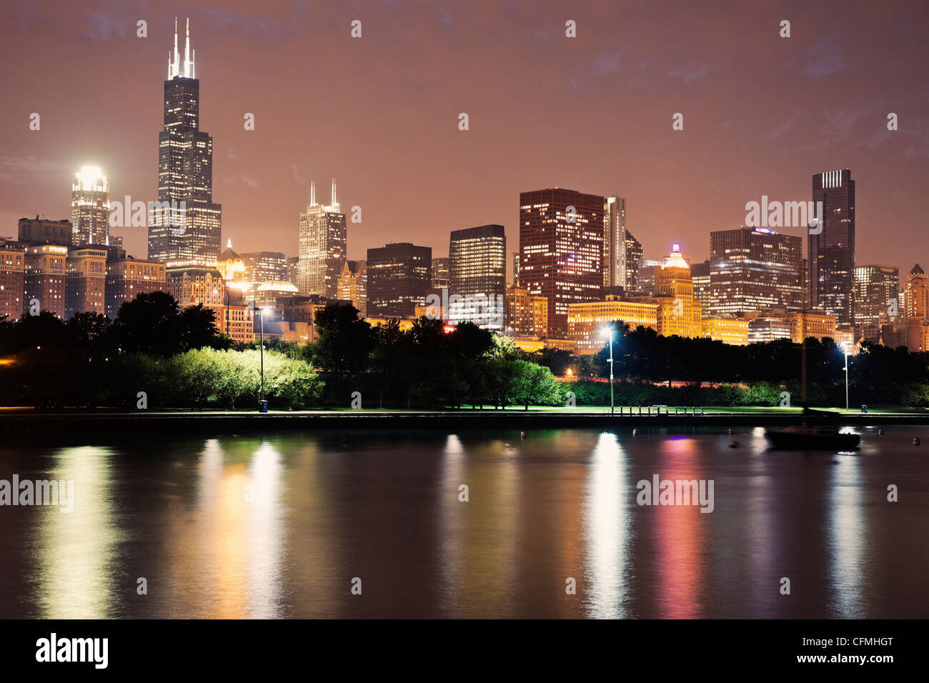 USA, Illinois, Chicago Skyline in der Abenddämmerung Stockfoto