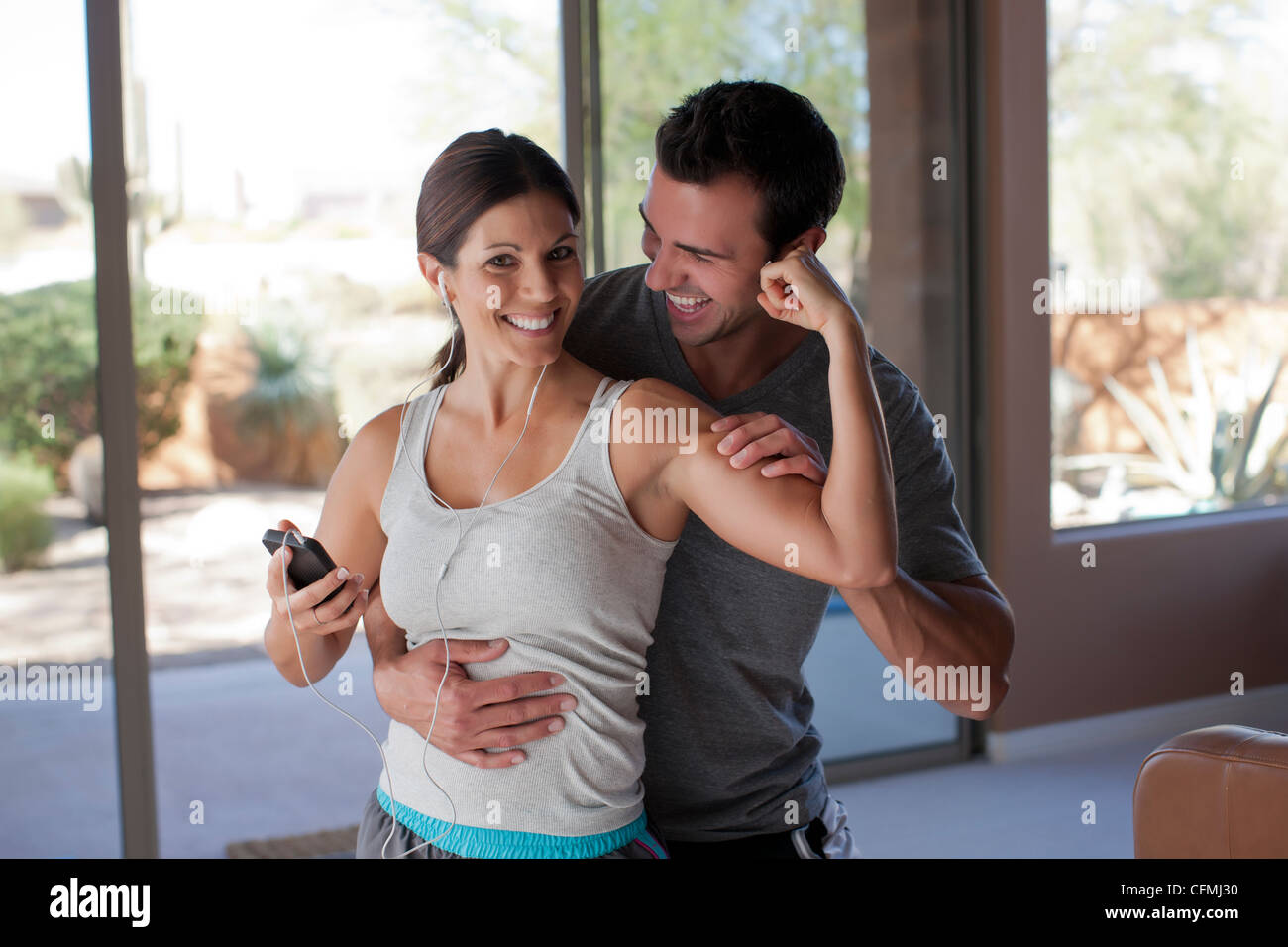 USA, Arizona, Phoenix, Frau mit Trainer beugen Muskel Stockfoto