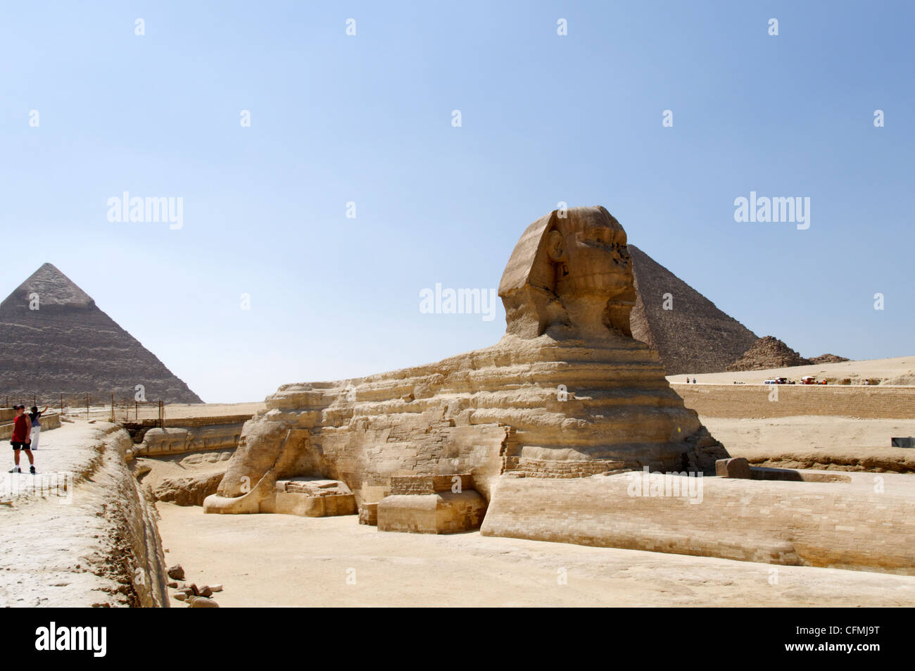 Gizeh. Kairo. Ägypten. Blick auf die 24 Meter, die hohe große Sphinx aus einzelnen Felsen geschnitten, die Wache bei der Annäherung an die Gizeh steht Stockfoto