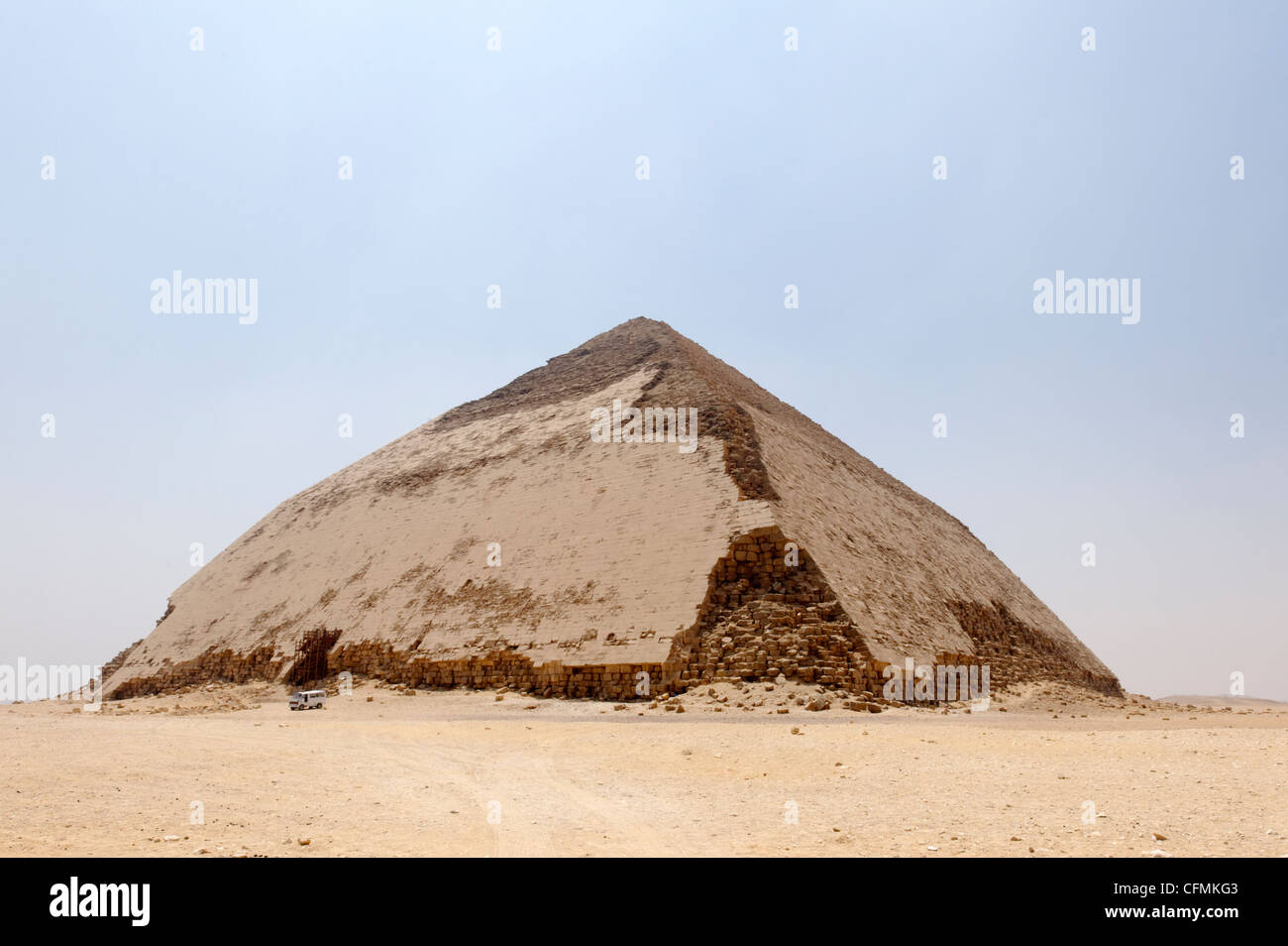 Dahshur. Ägypten. Blick auf die Bent oder Rhomboid Pyramide von Dahshur mit einem Großteil seiner äußeren weißen Kalkstein Gehäuse praktisch Stockfoto