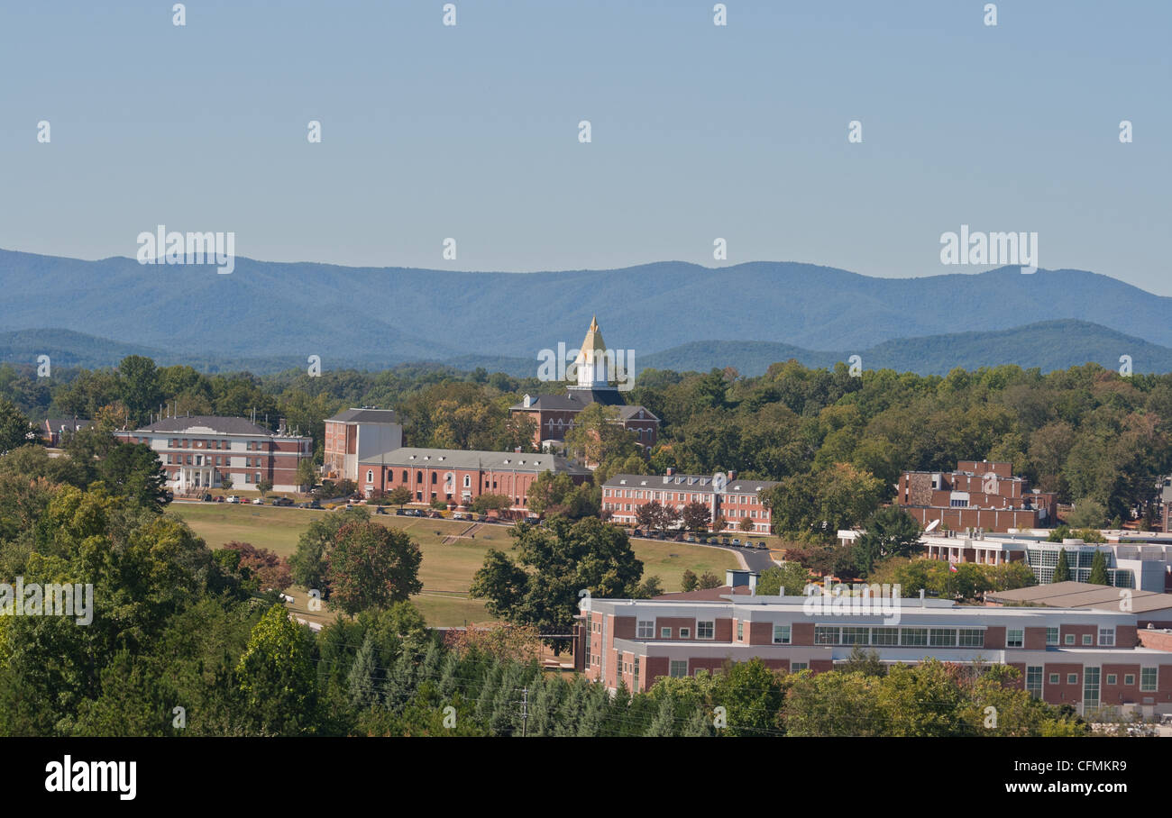 North Georgia College und State University Campus von Crown Mountain in Dahlonega Georgien mit Blue Ridge Mountains in den Rücken Stockfoto