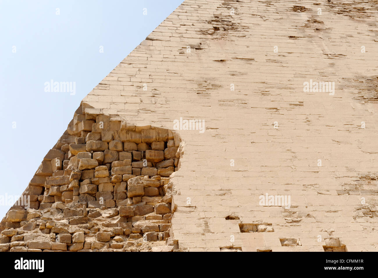 Dahshur. Ägypten. Blick auf die Bent oder Rhomboid Pyramide von Dahshur mit einem Großteil seiner äußeren weißen Kalkstein Gehäuse praktisch Stockfoto