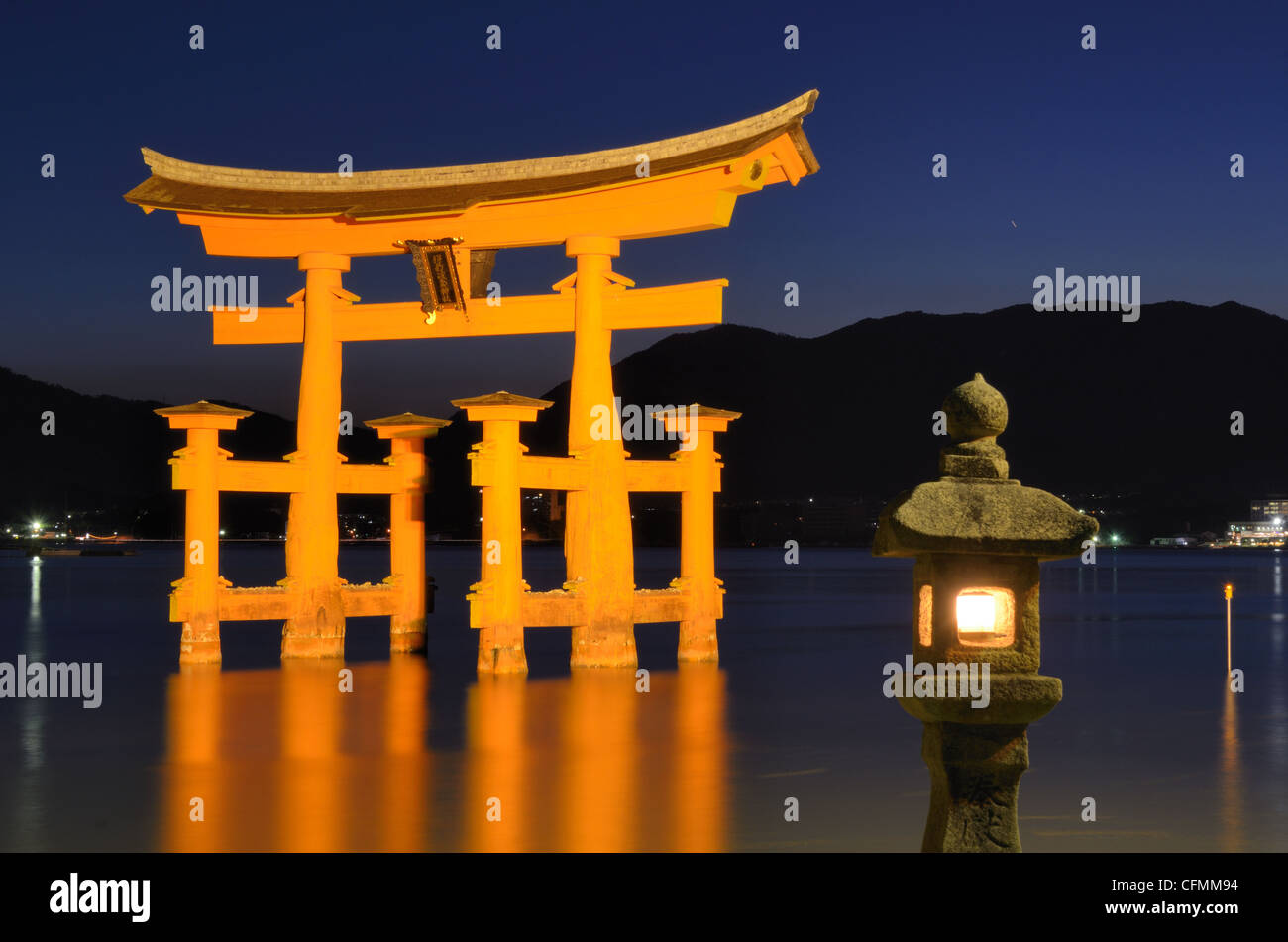 Die berühmten "Floating Gate" von der Insel Miyajima in Hiroshima, Japan in der Nacht. Stockfoto