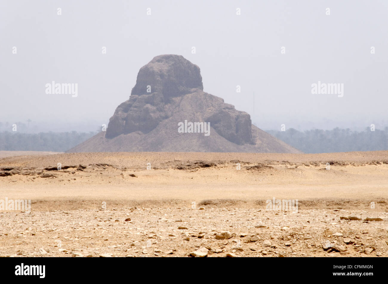 Dahshur. Ägypten. Blick auf die eingestürzten Ruinen die schwarze Pyramide des Pharao Amenemhat III bei Dahshur königliche Grabstätte. Gemacht Stockfoto